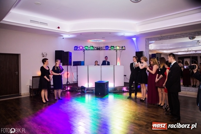 Zdjęcie w galerii na portalu naszraciborz.pl: Maturzyści Specjalnego Ośrodka Szkolno-Wychowawczego dla Niesłyszących i Słabosłyszących bawią się na studniówce wiadomości z regionu