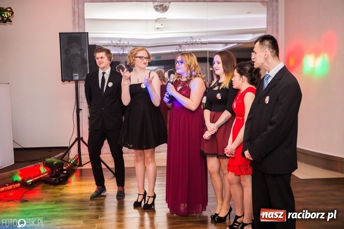 Zdjęcie w galerii na portalu naszraciborz.pl: Maturzyści Specjalnego Ośrodka Szkolno-Wychowawczego dla Niesłyszących i Słabosłyszących bawią się na studniówce wiadomości z regionu