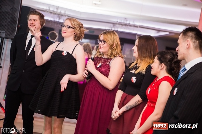 Zdjęcie w galerii na portalu naszraciborz.pl: Maturzyści Specjalnego Ośrodka Szkolno-Wychowawczego dla Niesłyszących i Słabosłyszących bawią się na studniówce wiadomości z regionu