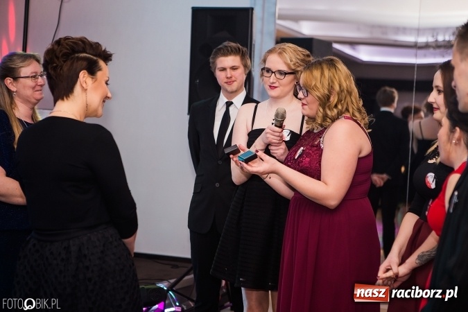 Zdjęcie w galerii na portalu naszraciborz.pl: Maturzyści Specjalnego Ośrodka Szkolno-Wychowawczego dla Niesłyszących i Słabosłyszących bawią się na studniówce wiadomości z regionu