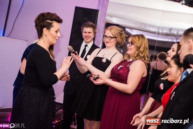 Zdjęcie w galerii na portalu naszraciborz.pl: Maturzyści Specjalnego Ośrodka Szkolno-Wychowawczego dla Niesłyszących i Słabosłyszących bawią się na studniówce wiadomości z regionu