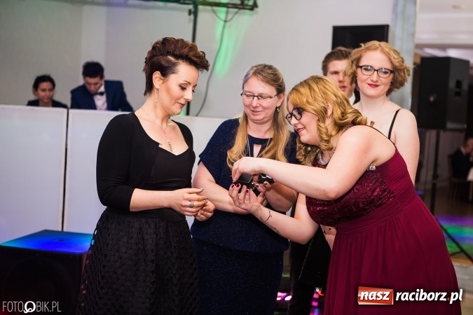 Zdjęcie w galerii na portalu naszraciborz.pl: Maturzyści Specjalnego Ośrodka Szkolno-Wychowawczego dla Niesłyszących i Słabosłyszących bawią się na studniówce wiadomości z regionu