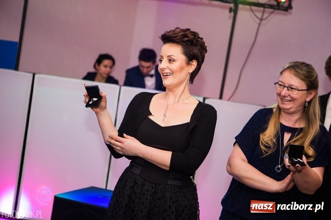 Zdjęcie w galerii na portalu naszraciborz.pl: Maturzyści Specjalnego Ośrodka Szkolno-Wychowawczego dla Niesłyszących i Słabosłyszących bawią się na studniówce wiadomości z regionu