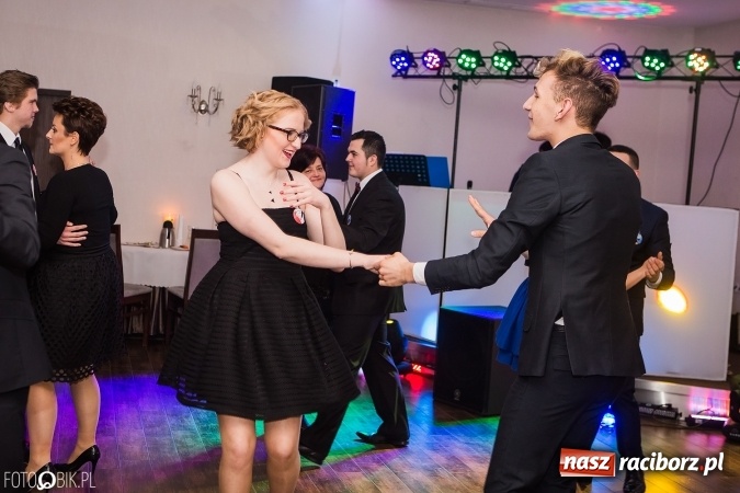 Zdjęcie w galerii na portalu naszraciborz.pl: Maturzyści Specjalnego Ośrodka Szkolno-Wychowawczego dla Niesłyszących i Słabosłyszących bawią się na studniówce wiadomości z regionu