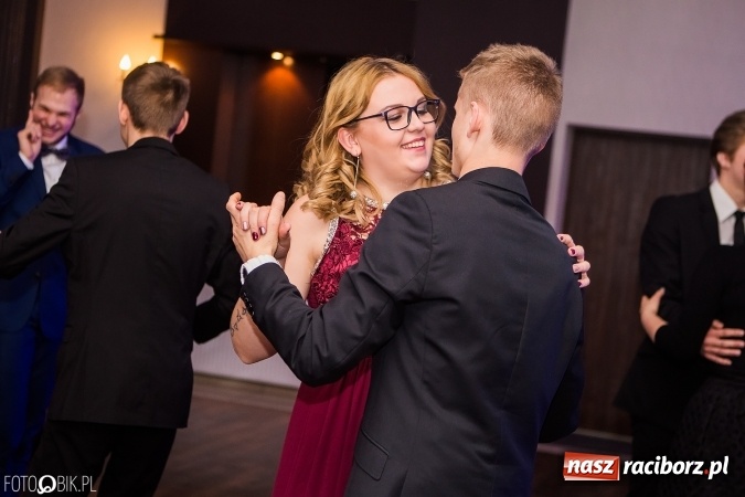 Zdjęcie w galerii na portalu naszraciborz.pl: Maturzyści Specjalnego Ośrodka Szkolno-Wychowawczego dla Niesłyszących i Słabosłyszących bawią się na studniówce wiadomości z regionu