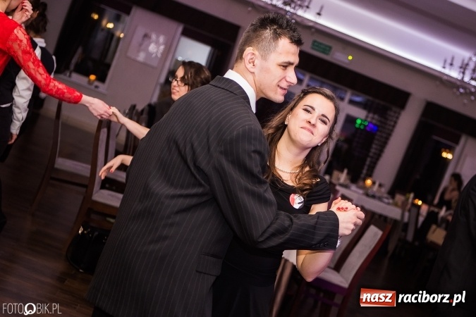 Zdjęcie w galerii na portalu naszraciborz.pl: Maturzyści Specjalnego Ośrodka Szkolno-Wychowawczego dla Niesłyszących i Słabosłyszących bawią się na studniówce wiadomości z regionu