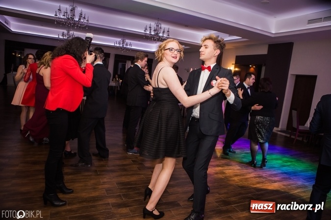 Zdjęcie w galerii na portalu naszraciborz.pl: Maturzyści Specjalnego Ośrodka Szkolno-Wychowawczego dla Niesłyszących i Słabosłyszących bawią się na studniówce wiadomości z regionu