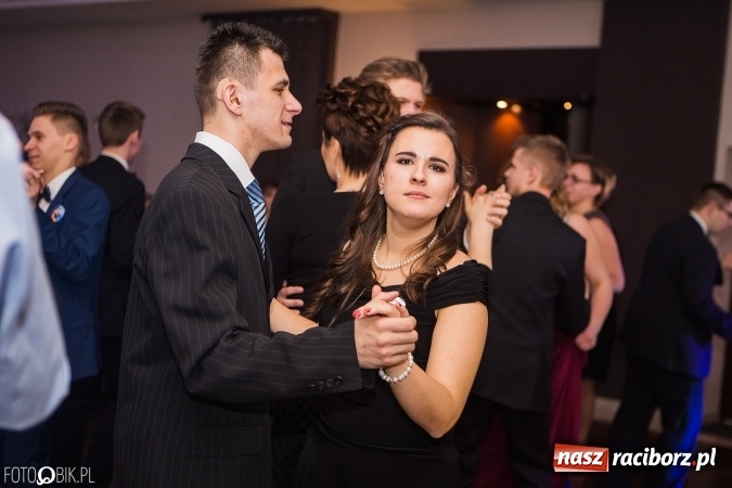 Zdjęcie w galerii na portalu naszraciborz.pl: Maturzyści Specjalnego Ośrodka Szkolno-Wychowawczego dla Niesłyszących i Słabosłyszących bawią się na studniówce wiadomości z regionu