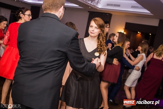 Zdjęcie w galerii na portalu naszraciborz.pl: Maturzyści Specjalnego Ośrodka Szkolno-Wychowawczego dla Niesłyszących i Słabosłyszących bawią się na studniówce wiadomości z regionu