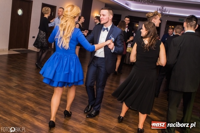 Zdjęcie w galerii na portalu naszraciborz.pl: Maturzyści Specjalnego Ośrodka Szkolno-Wychowawczego dla Niesłyszących i Słabosłyszących bawią się na studniówce wiadomości z regionu