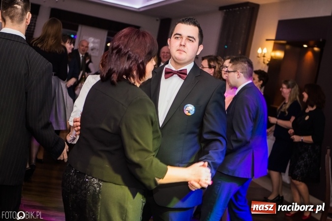 Zdjęcie w galerii na portalu naszraciborz.pl: Maturzyści Specjalnego Ośrodka Szkolno-Wychowawczego dla Niesłyszących i Słabosłyszących bawią się na studniówce wiadomości z regionu