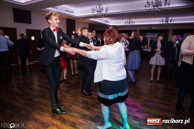 Zdjęcie w galerii na portalu naszraciborz.pl: Maturzyści Specjalnego Ośrodka Szkolno-Wychowawczego dla Niesłyszących i Słabosłyszących bawią się na studniówce wiadomości z regionu