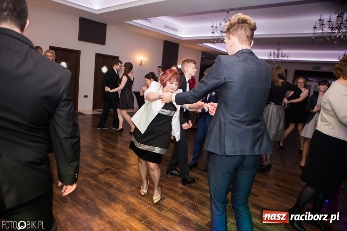 Zdjęcie w galerii na portalu naszraciborz.pl: Maturzyści Specjalnego Ośrodka Szkolno-Wychowawczego dla Niesłyszących i Słabosłyszących bawią się na studniówce wiadomości z regionu