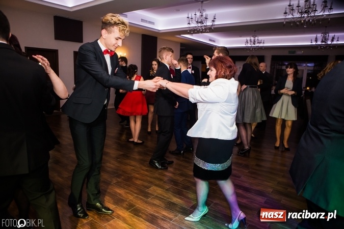 Zdjęcie w galerii na portalu naszraciborz.pl: Maturzyści Specjalnego Ośrodka Szkolno-Wychowawczego dla Niesłyszących i Słabosłyszących bawią się na studniówce wiadomości z regionu