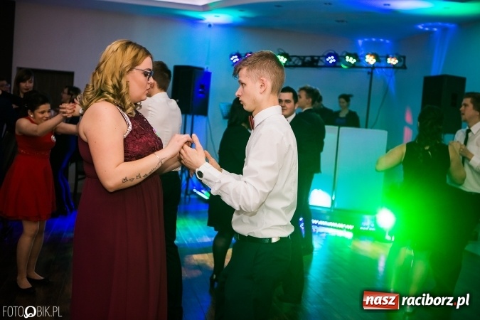 Zdjęcie w galerii na portalu naszraciborz.pl: Maturzyści Specjalnego Ośrodka Szkolno-Wychowawczego dla Niesłyszących i Słabosłyszących bawią się na studniówce wiadomości z regionu