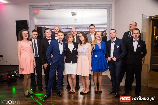 Zdjęcie w galerii na portalu naszraciborz.pl: Maturzyści Specjalnego Ośrodka Szkolno-Wychowawczego dla Niesłyszących i Słabosłyszących bawią się na studniówce wiadomości z regionu