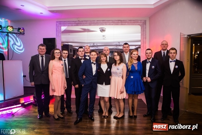 Zdjęcie w galerii na portalu naszraciborz.pl: Maturzyści Specjalnego Ośrodka Szkolno-Wychowawczego dla Niesłyszących i Słabosłyszących bawią się na studniówce wiadomości z regionu