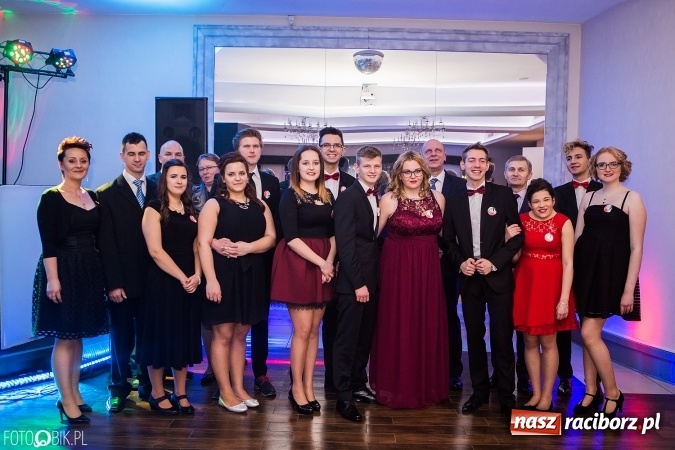 Zdjęcie w galerii na portalu naszraciborz.pl: Maturzyści Specjalnego Ośrodka Szkolno-Wychowawczego dla Niesłyszących i Słabosłyszących bawią się na studniówce wiadomości z regionu