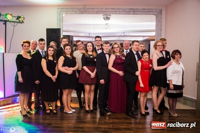 Zdjęcie w galerii na portalu naszraciborz.pl: Maturzyści Specjalnego Ośrodka Szkolno-Wychowawczego dla Niesłyszących i Słabosłyszących bawią się na studniówce wiadomości z regionu