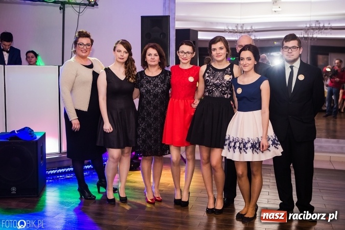 Zdjęcie w galerii na portalu naszraciborz.pl: Maturzyści Specjalnego Ośrodka Szkolno-Wychowawczego dla Niesłyszących i Słabosłyszących bawią się na studniówce wiadomości z regionu