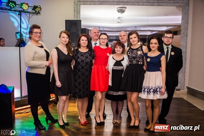 Zdjęcie w galerii na portalu naszraciborz.pl: Maturzyści Specjalnego Ośrodka Szkolno-Wychowawczego dla Niesłyszących i Słabosłyszących bawią się na studniówce wiadomości z regionu