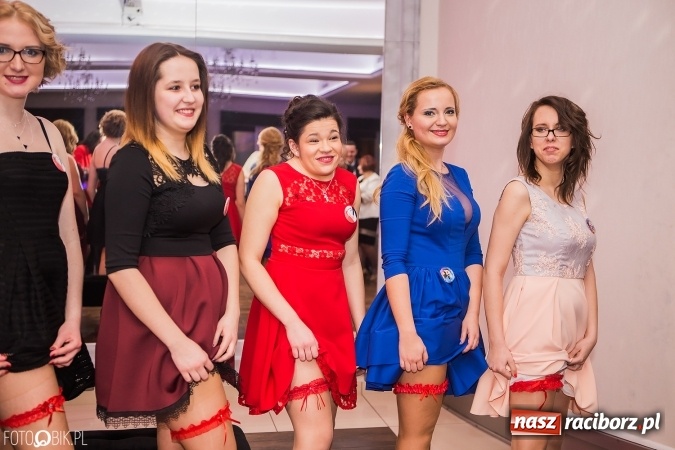 Zdjęcie w galerii na portalu naszraciborz.pl: Maturzyści Specjalnego Ośrodka Szkolno-Wychowawczego dla Niesłyszących i Słabosłyszących bawią się na studniówce wiadomości z regionu