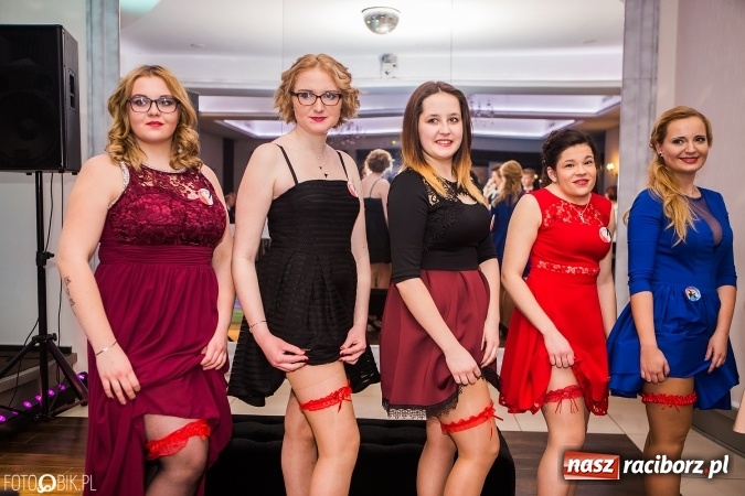 Zdjęcie w galerii na portalu naszraciborz.pl: Maturzyści Specjalnego Ośrodka Szkolno-Wychowawczego dla Niesłyszących i Słabosłyszących bawią się na studniówce wiadomości z regionu