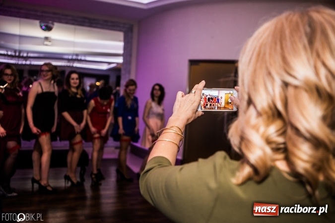 Zdjęcie w galerii na portalu naszraciborz.pl: Maturzyści Specjalnego Ośrodka Szkolno-Wychowawczego dla Niesłyszących i Słabosłyszących bawią się na studniówce wiadomości z regionu