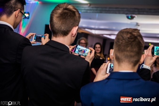 Zdjęcie w galerii na portalu naszraciborz.pl: Maturzyści Specjalnego Ośrodka Szkolno-Wychowawczego dla Niesłyszących i Słabosłyszących bawią się na studniówce wiadomości z regionu