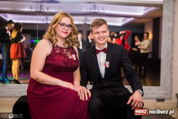 Zdjęcie w galerii na portalu naszraciborz.pl: Maturzyści Specjalnego Ośrodka Szkolno-Wychowawczego dla Niesłyszących i Słabosłyszących bawią się na studniówce wiadomości z regionu