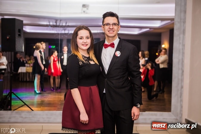 Zdjęcie w galerii na portalu naszraciborz.pl: Maturzyści Specjalnego Ośrodka Szkolno-Wychowawczego dla Niesłyszących i Słabosłyszących bawią się na studniówce wiadomości z regionu