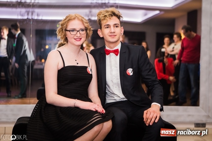 Zdjęcie w galerii na portalu naszraciborz.pl: Maturzyści Specjalnego Ośrodka Szkolno-Wychowawczego dla Niesłyszących i Słabosłyszących bawią się na studniówce wiadomości z regionu