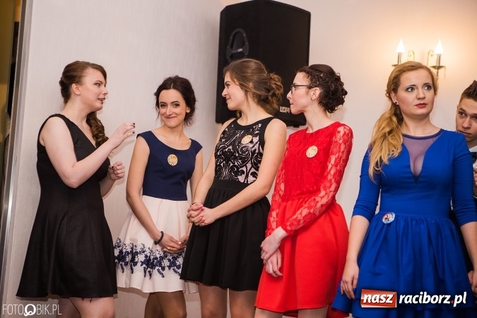 Zdjęcie w galerii na portalu naszraciborz.pl: Maturzyści Specjalnego Ośrodka Szkolno-Wychowawczego dla Niesłyszących i Słabosłyszących bawią się na studniówce wiadomości z regionu