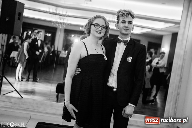 Zdjęcie w galerii na portalu naszraciborz.pl: Maturzyści Specjalnego Ośrodka Szkolno-Wychowawczego dla Niesłyszących i Słabosłyszących bawią się na studniówce wiadomości z regionu