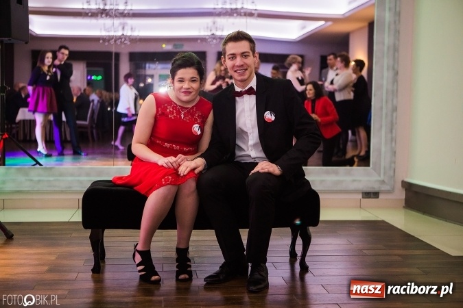 Zdjęcie w galerii na portalu naszraciborz.pl: Maturzyści Specjalnego Ośrodka Szkolno-Wychowawczego dla Niesłyszących i Słabosłyszących bawią się na studniówce wiadomości z regionu