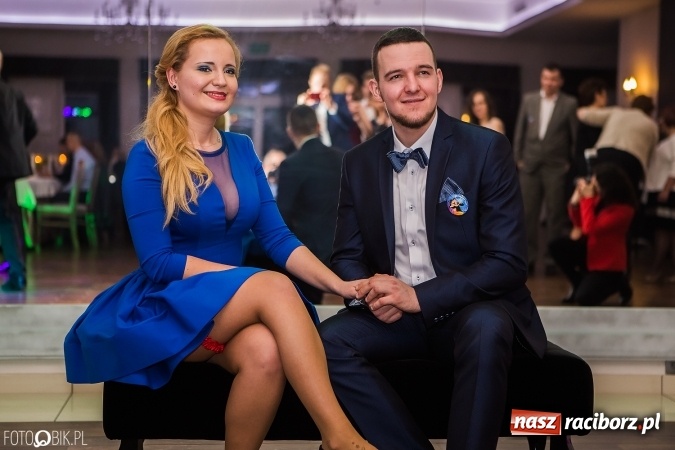 Zdjęcie w galerii na portalu naszraciborz.pl: Maturzyści Specjalnego Ośrodka Szkolno-Wychowawczego dla Niesłyszących i Słabosłyszących bawią się na studniówce wiadomości z regionu