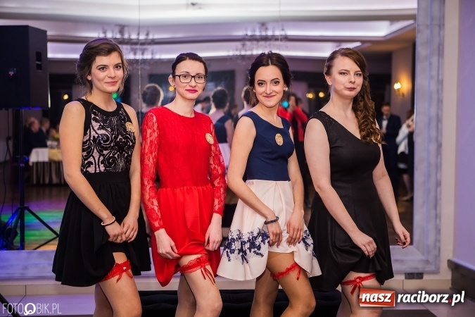 Zdjęcie w galerii na portalu naszraciborz.pl: Maturzyści Specjalnego Ośrodka Szkolno-Wychowawczego dla Niesłyszących i Słabosłyszących bawią się na studniówce wiadomości z regionu