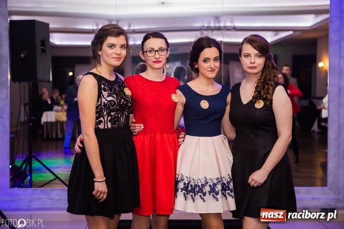 Zdjęcie w galerii na portalu naszraciborz.pl: Maturzyści Specjalnego Ośrodka Szkolno-Wychowawczego dla Niesłyszących i Słabosłyszących bawią się na studniówce wiadomości z regionu