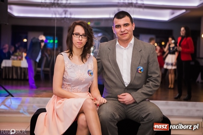 Zdjęcie w galerii na portalu naszraciborz.pl: Maturzyści Specjalnego Ośrodka Szkolno-Wychowawczego dla Niesłyszących i Słabosłyszących bawią się na studniówce wiadomości z regionu