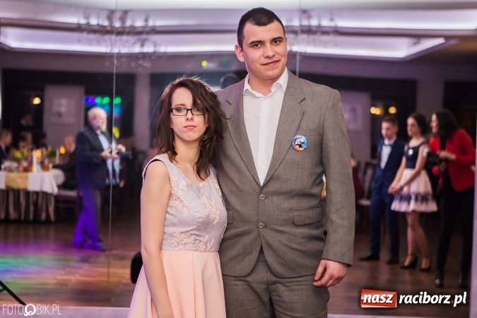 Zdjęcie w galerii na portalu naszraciborz.pl: Maturzyści Specjalnego Ośrodka Szkolno-Wychowawczego dla Niesłyszących i Słabosłyszących bawią się na studniówce wiadomości z regionu