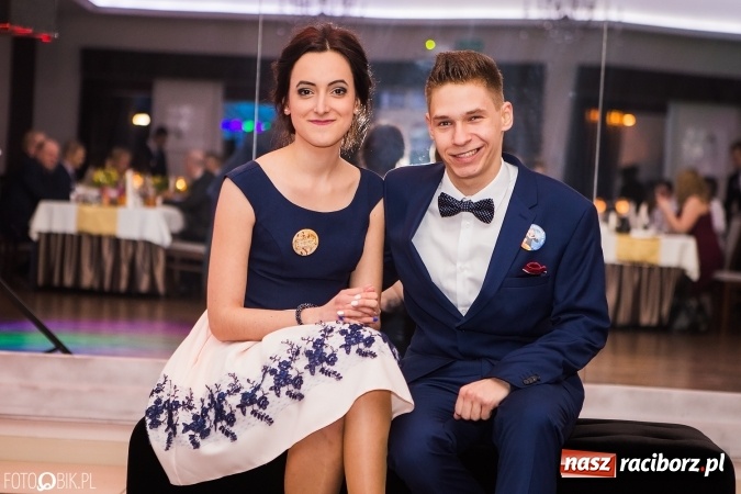 Zdjęcie w galerii na portalu naszraciborz.pl: Maturzyści Specjalnego Ośrodka Szkolno-Wychowawczego dla Niesłyszących i Słabosłyszących bawią się na studniówce wiadomości z regionu