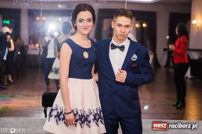 Zdjęcie w galerii na portalu naszraciborz.pl: Maturzyści Specjalnego Ośrodka Szkolno-Wychowawczego dla Niesłyszących i Słabosłyszących bawią się na studniówce wiadomości z regionu