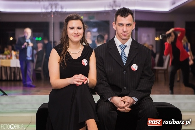 Zdjęcie w galerii na portalu naszraciborz.pl: Maturzyści Specjalnego Ośrodka Szkolno-Wychowawczego dla Niesłyszących i Słabosłyszących bawią się na studniówce wiadomości z regionu