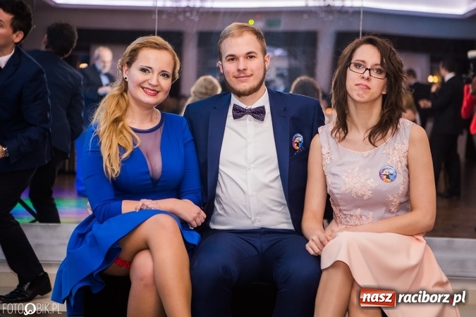 Zdjęcie w galerii na portalu naszraciborz.pl: Maturzyści Specjalnego Ośrodka Szkolno-Wychowawczego dla Niesłyszących i Słabosłyszących bawią się na studniówce wiadomości z regionu