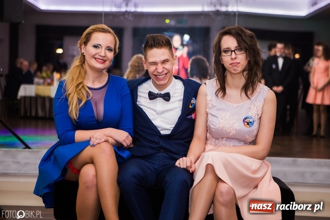 Zdjęcie w galerii na portalu naszraciborz.pl: Maturzyści Specjalnego Ośrodka Szkolno-Wychowawczego dla Niesłyszących i Słabosłyszących bawią się na studniówce wiadomości z regionu