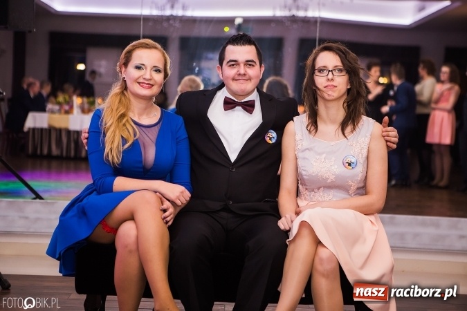 Zdjęcie w galerii na portalu naszraciborz.pl: Maturzyści Specjalnego Ośrodka Szkolno-Wychowawczego dla Niesłyszących i Słabosłyszących bawią się na studniówce wiadomości z regionu