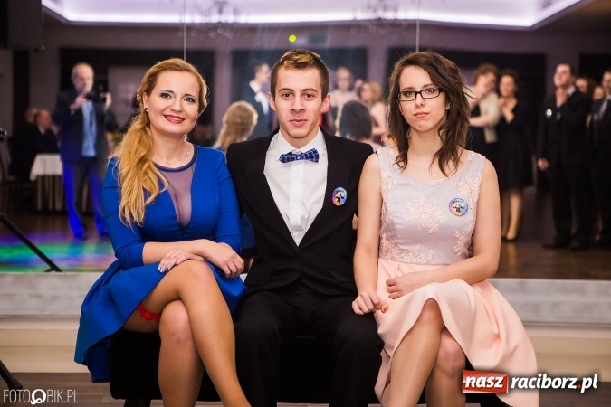 Zdjęcie w galerii na portalu naszraciborz.pl: Maturzyści Specjalnego Ośrodka Szkolno-Wychowawczego dla Niesłyszących i Słabosłyszących bawią się na studniówce wiadomości z regionu