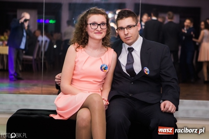 Zdjęcie w galerii na portalu naszraciborz.pl: Maturzyści Specjalnego Ośrodka Szkolno-Wychowawczego dla Niesłyszących i Słabosłyszących bawią się na studniówce wiadomości z regionu