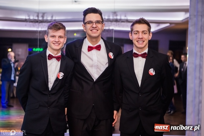 Zdjęcie w galerii na portalu naszraciborz.pl: Maturzyści Specjalnego Ośrodka Szkolno-Wychowawczego dla Niesłyszących i Słabosłyszących bawią się na studniówce wiadomości z regionu