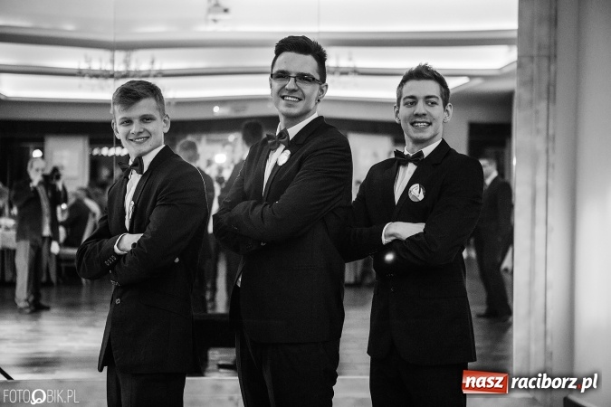 Zdjęcie w galerii na portalu naszraciborz.pl: Maturzyści Specjalnego Ośrodka Szkolno-Wychowawczego dla Niesłyszących i Słabosłyszących bawią się na studniówce wiadomości z regionu